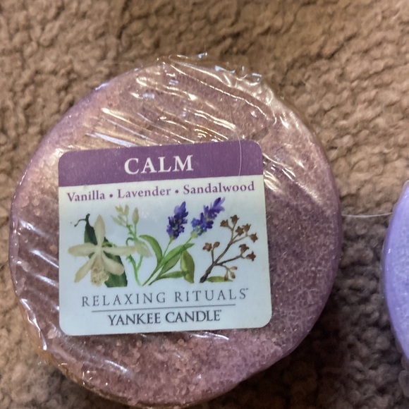 4 Yankee Candle Melts and 2 Others Baby Powder, Sandalwood Vanilla, Lilac - Picture 4 of 6